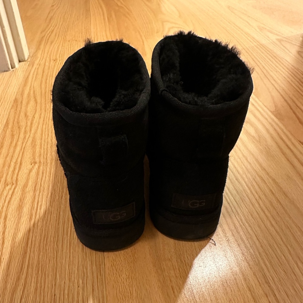 Ugg Mini - image 2